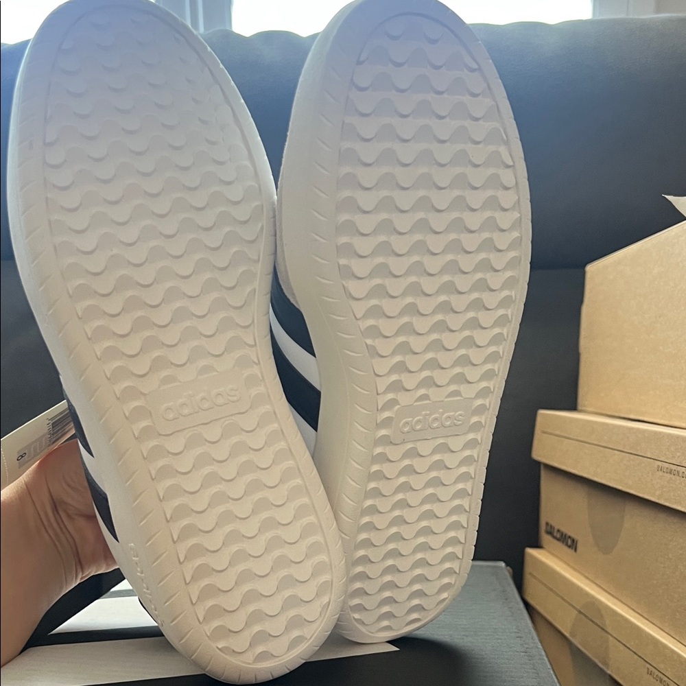 adidas Barreda women’s White and Black Low-Top Sneakers - Picture 3 of 3